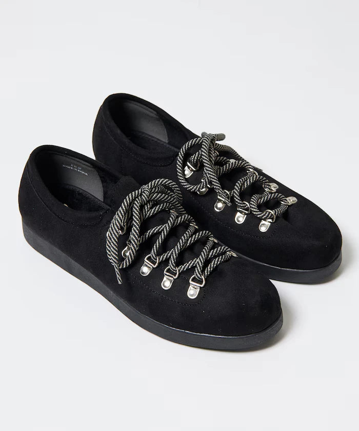 Low-Cut Mountain Design Sneakers