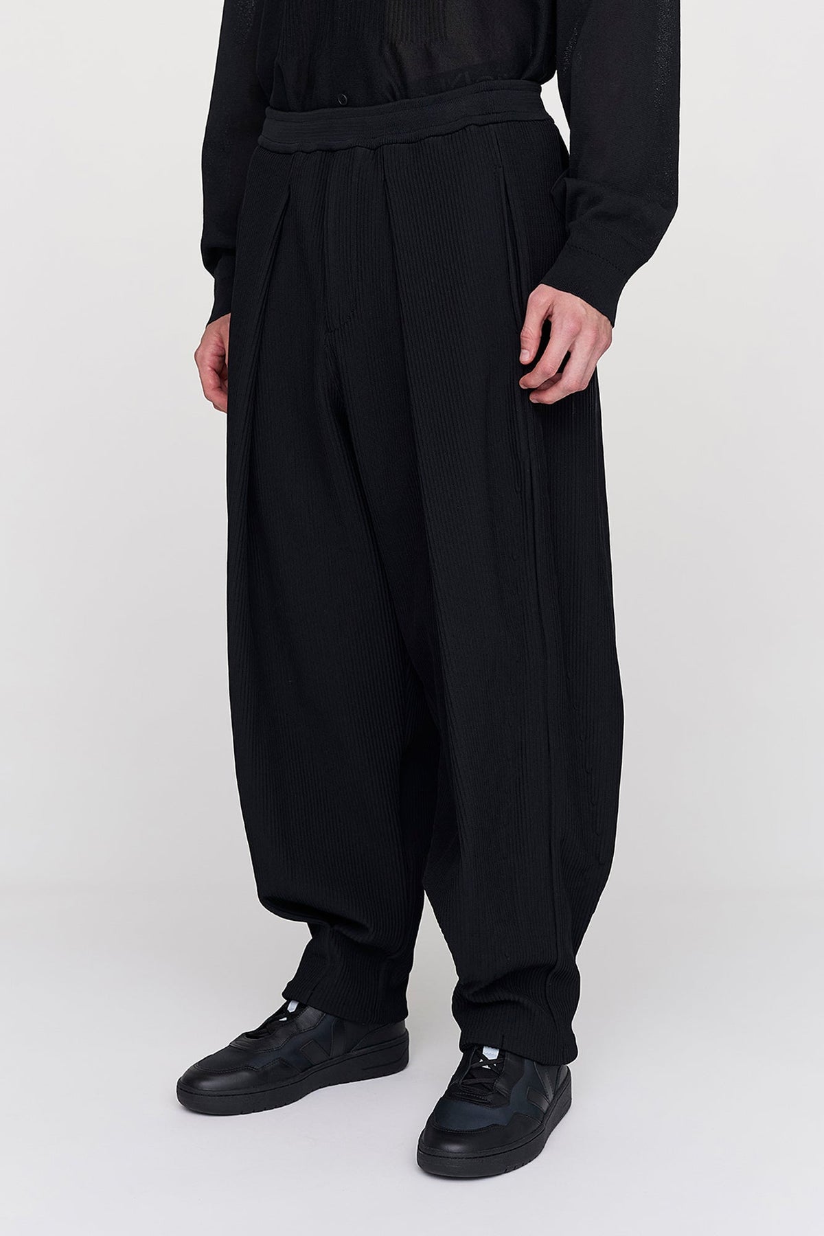 SOFT HYPHA TUCKED PANTS