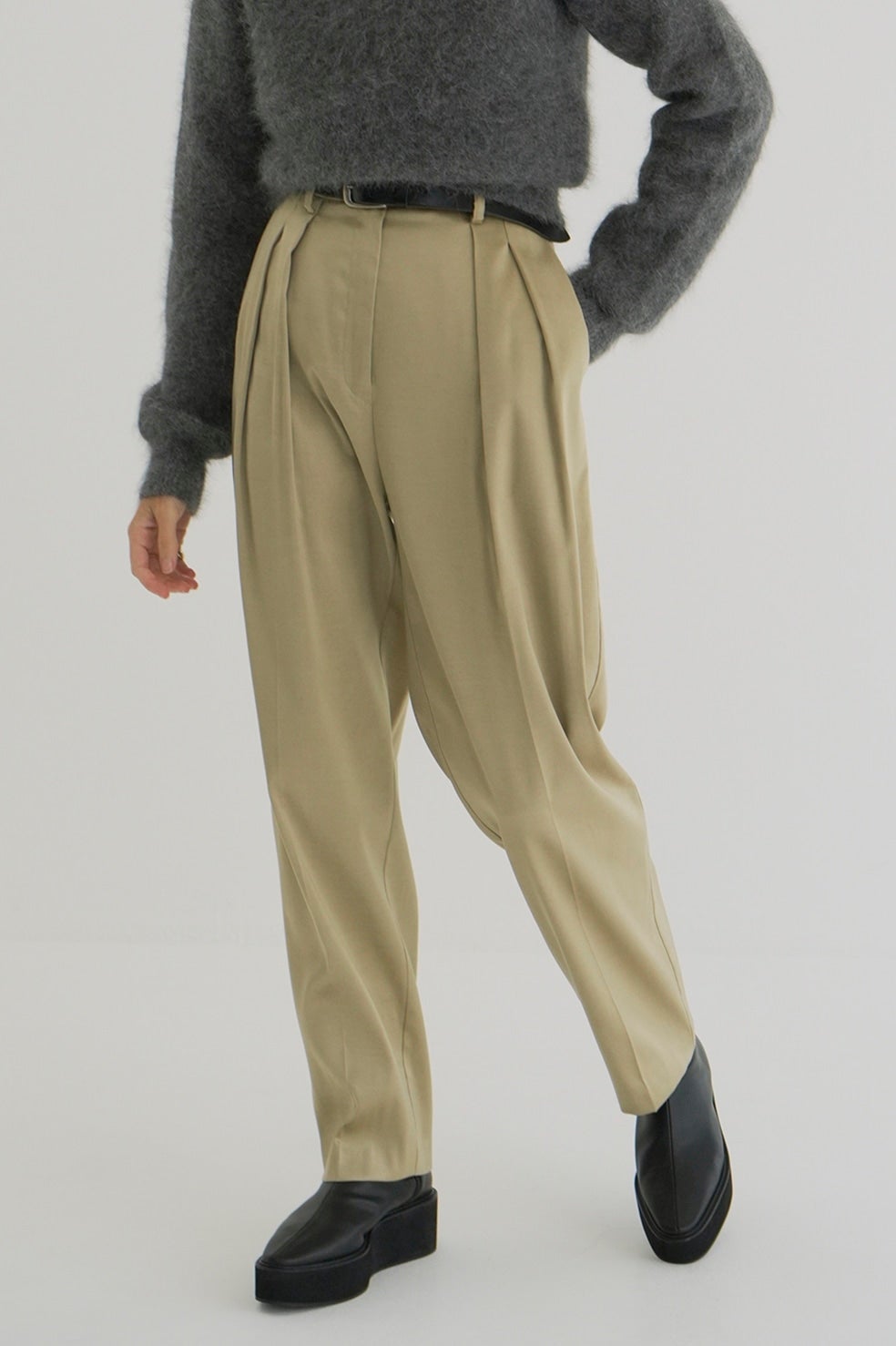 BRIGHT TWILL IN TUCK PANTS