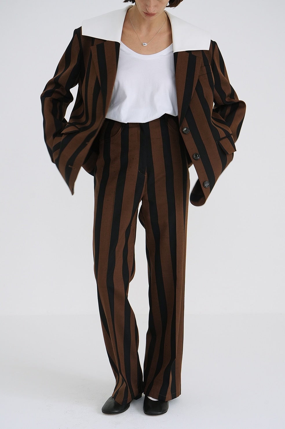 STRIPE CENTER CLEASE STRAIGHT PANTS