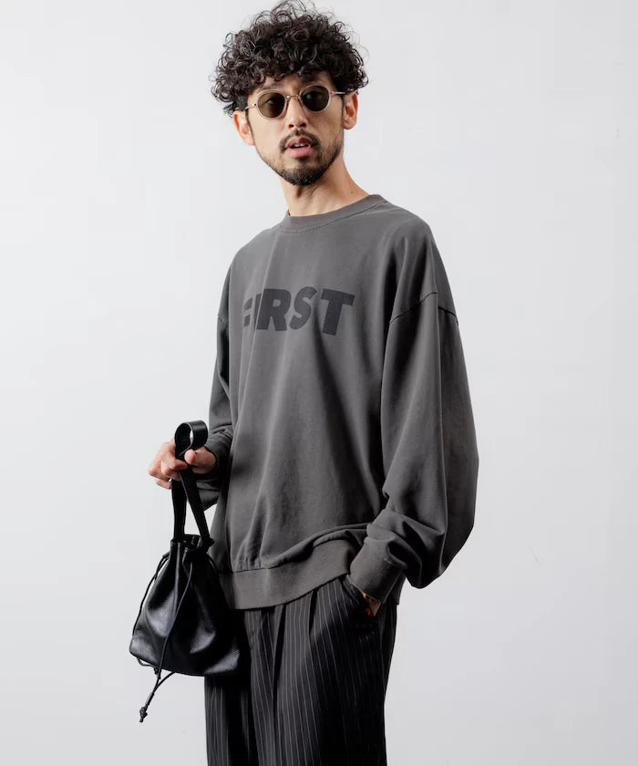 Front Print Crew Neck Sweat FIRST / Relaxed Fit