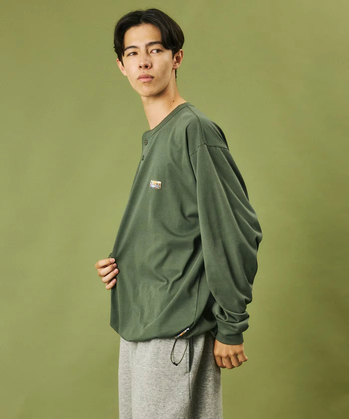 FREAK'S STORE for BEACH & FES Relax Fit One Point Logo Spindle Henley Neck Long Sleeve T-Shirt