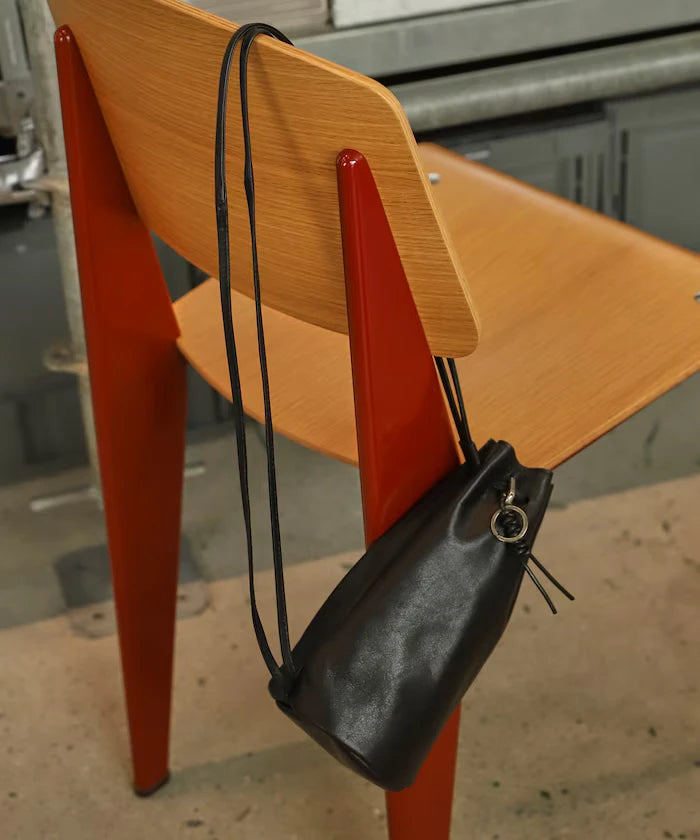 Leather Drawstring Shoulder Bag / Cowhide / Water-Repellent Leather