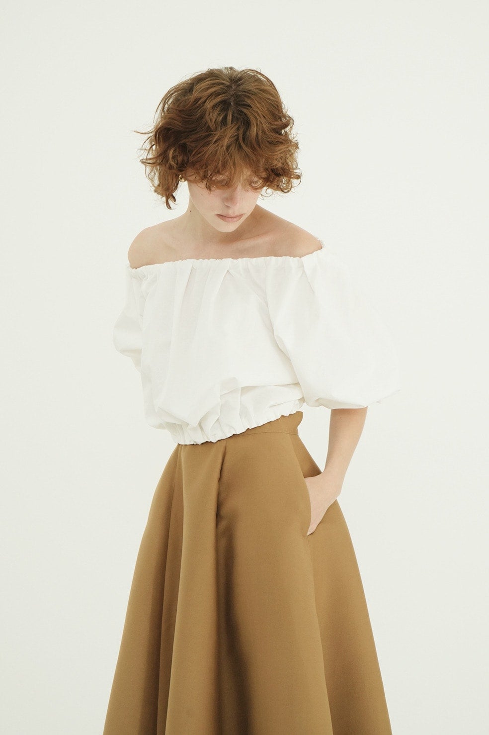 VOLUME SLEEVE CROPPED BLOUSE