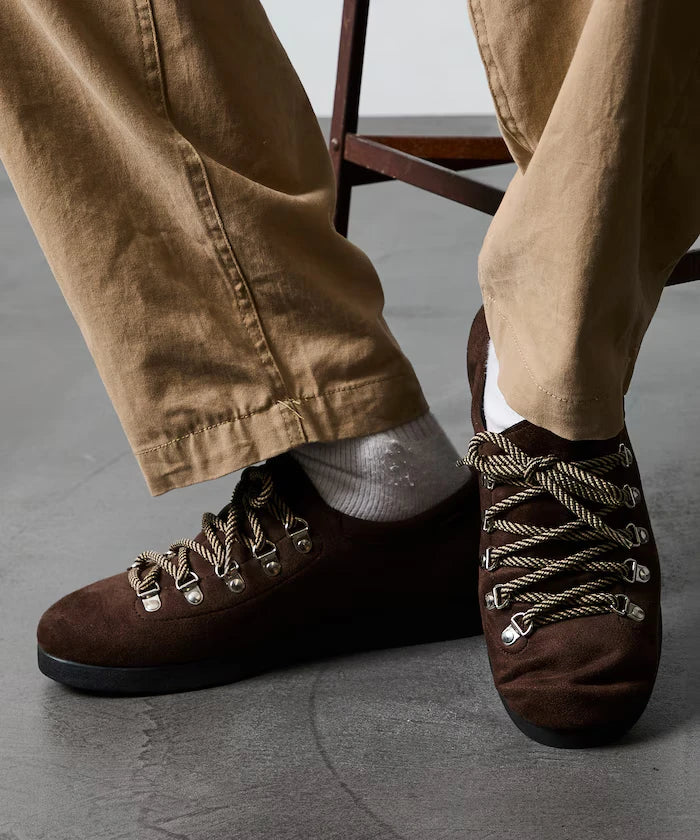 Low-Cut Mountain Design Sneakers