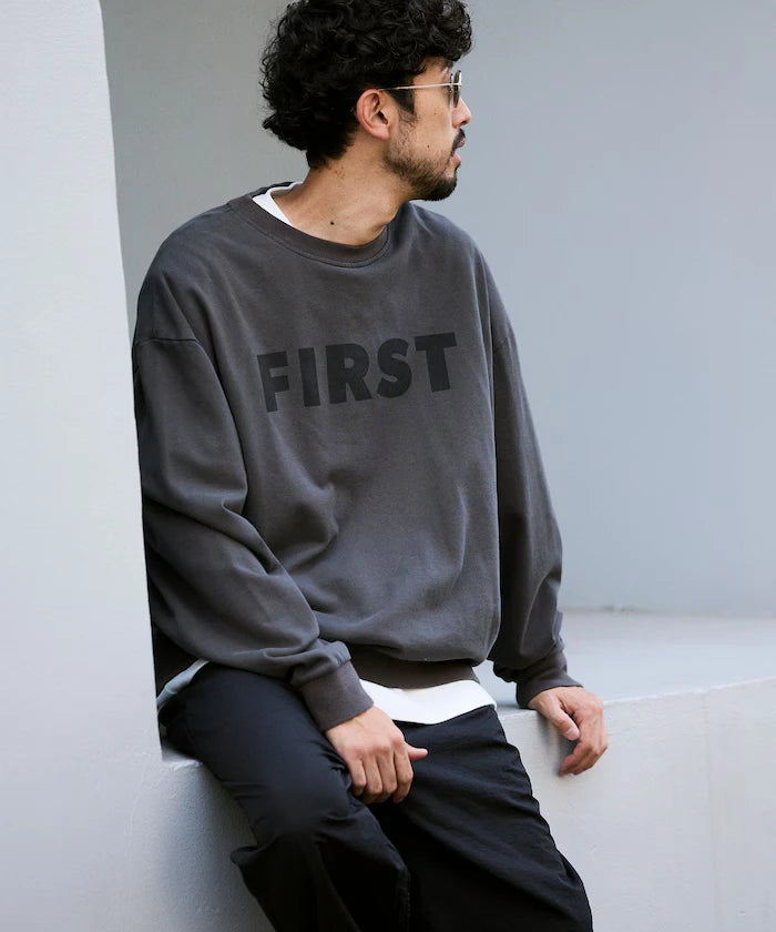 Front Print Crew Neck Sweat FIRST / Relaxed Fit