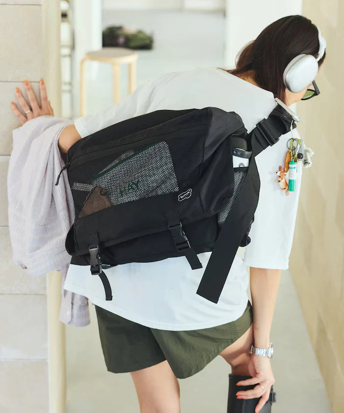 EXPANDER MESSENGER BAG Messenger Bag Water Resistant