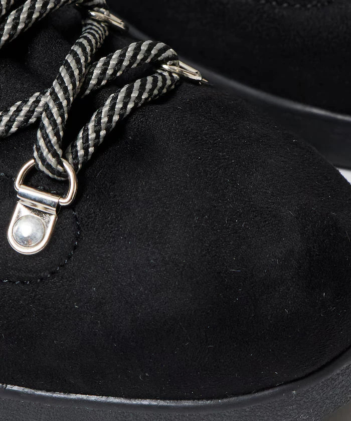 Low-Cut Mountain Design Sneakers