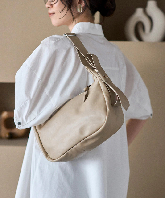 Leather Half Moon Shoulder Bag / Cowhide / Water-Repellent Leather