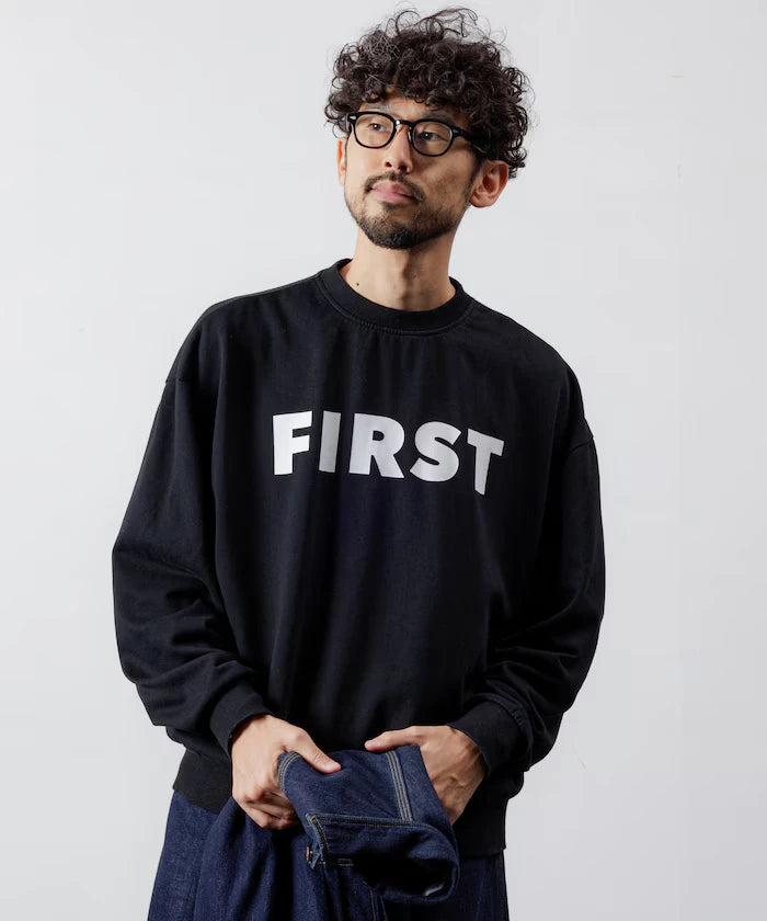 Front Print Crew Neck Sweat FIRST / Relaxed Fit
