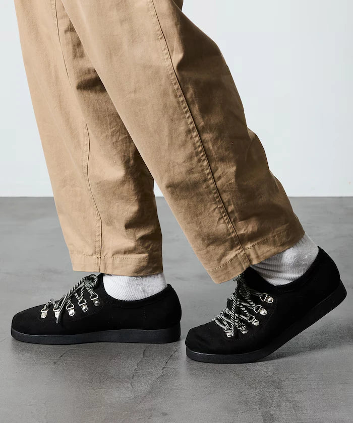 Low-Cut Mountain Design Sneakers