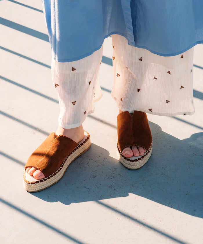 Espadrille-style sandals [36-38 size range]