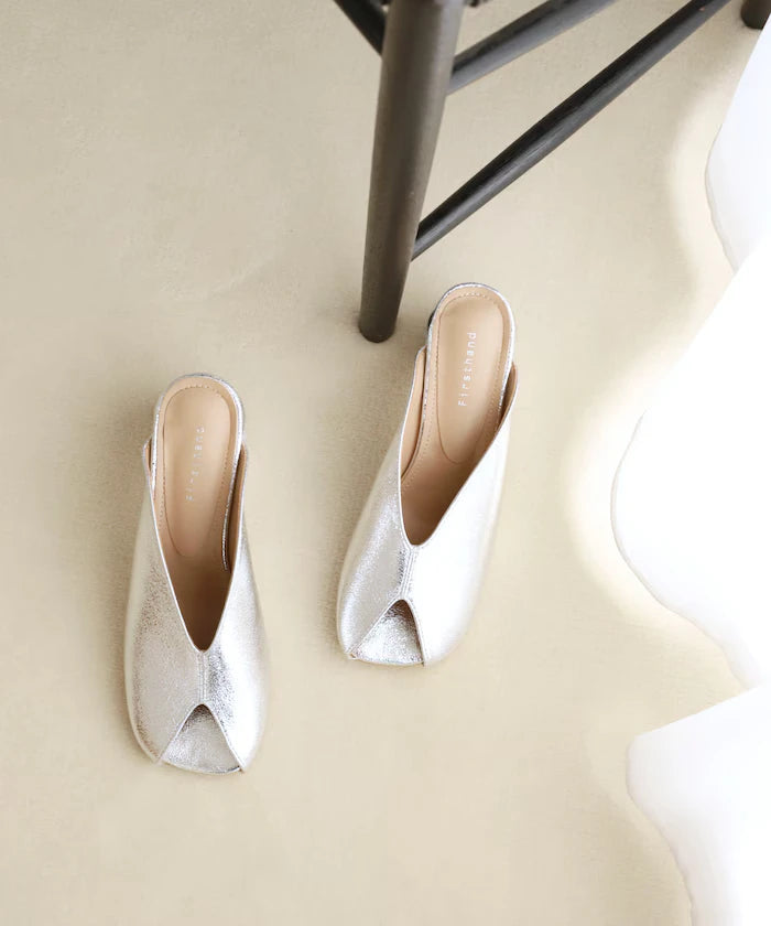Open-toe slit sandals