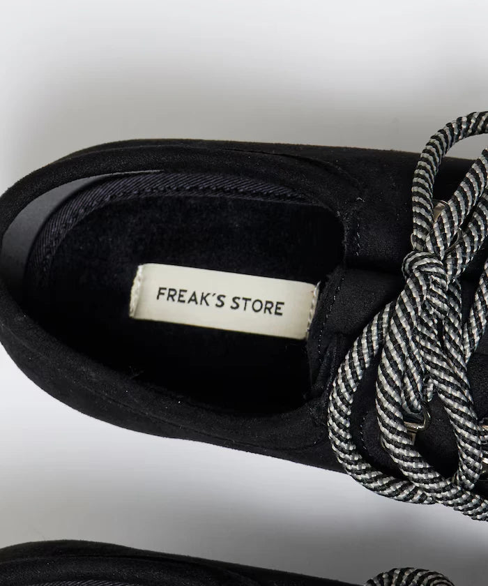 Low-Cut Mountain Design Sneakers