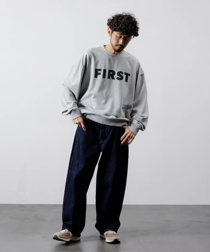 Front Print Crew Neck Sweat FIRST / Relaxed Fit