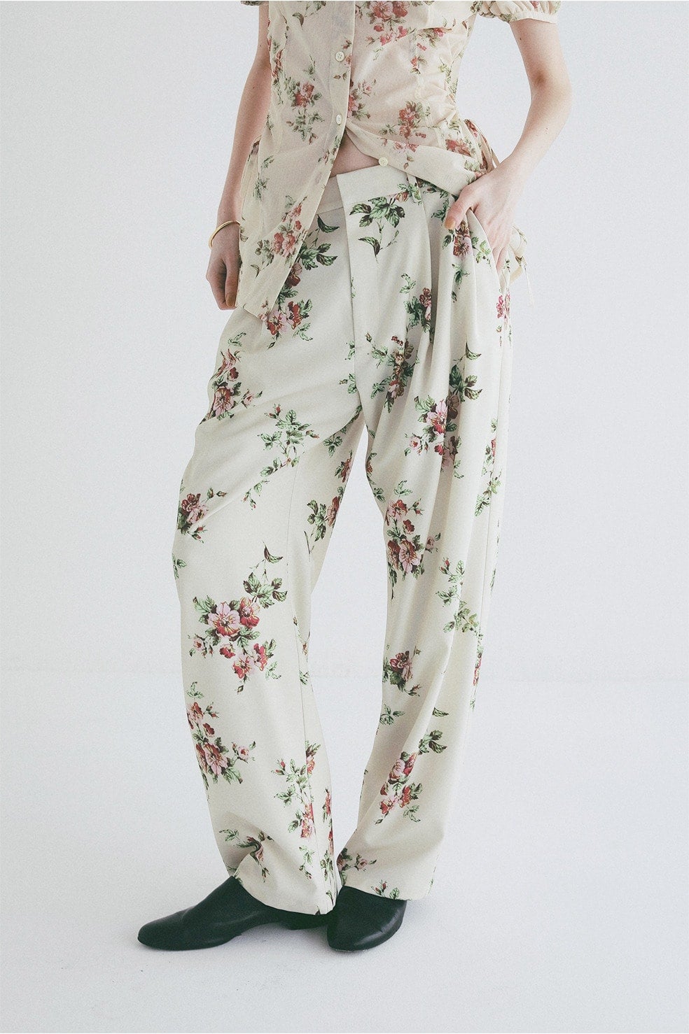 FLOWER TUCK PANTS