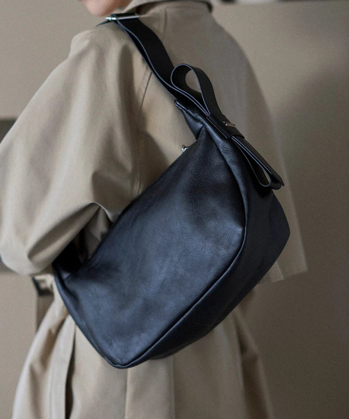 Leather Half Moon Shoulder Bag / Cowhide / Water-Repellent Leather