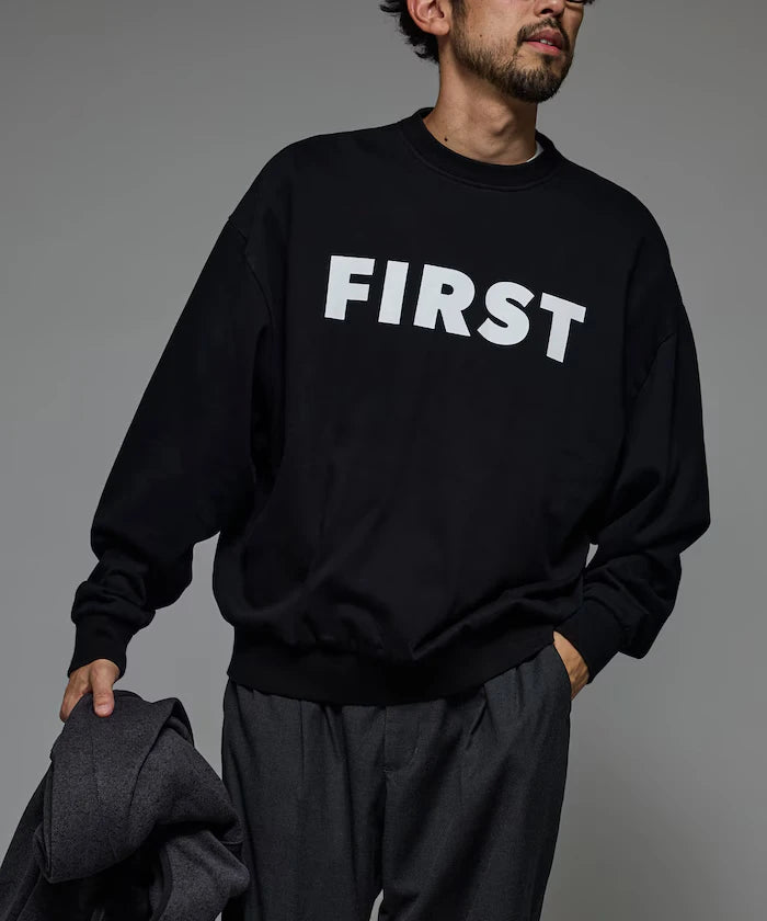 Front Print Crew Neck Sweat FIRST / Relaxed Fit