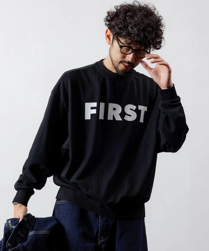 Front Print Crew Neck Sweat FIRST / Relaxed Fit