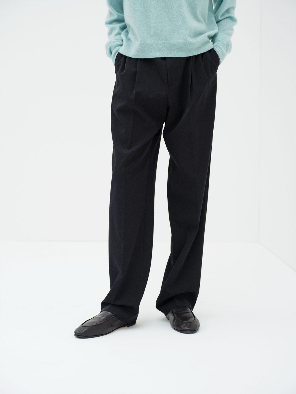 LIGHT WOOL MAX GABARDINE TWO-TUCK SLACKS