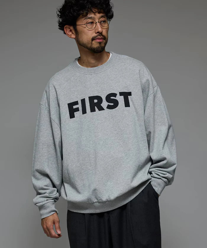 Front Print Crew Neck Sweat FIRST / Relaxed Fit