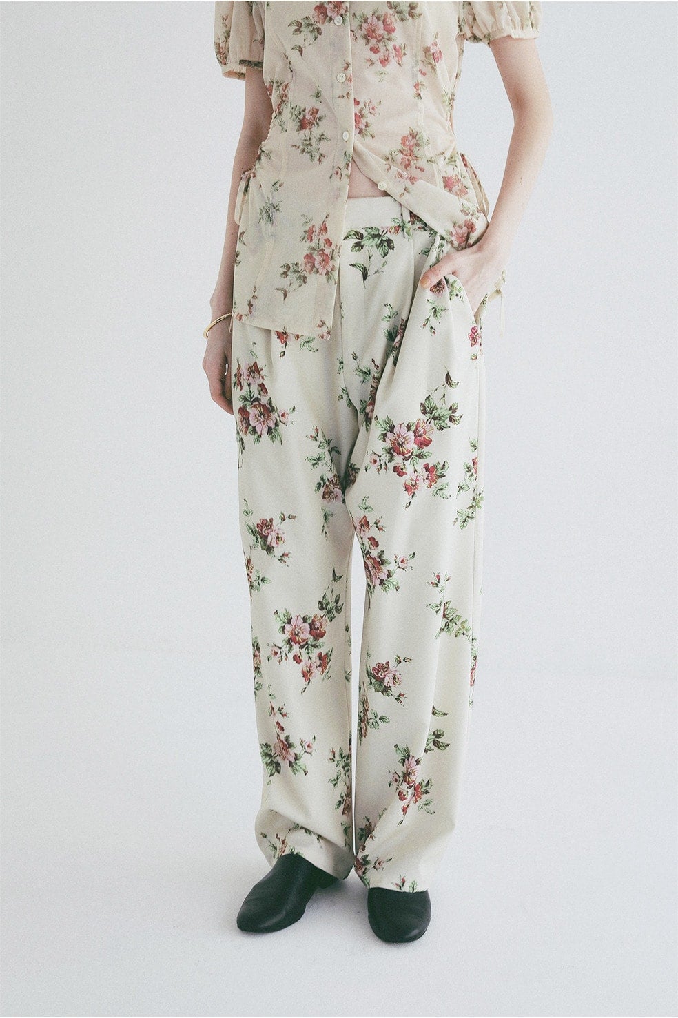 FLOWER TUCK PANTS