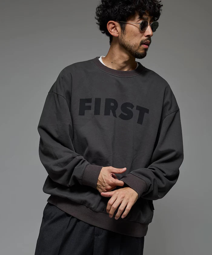 Front Print Crew Neck Sweat FIRST / Relaxed Fit