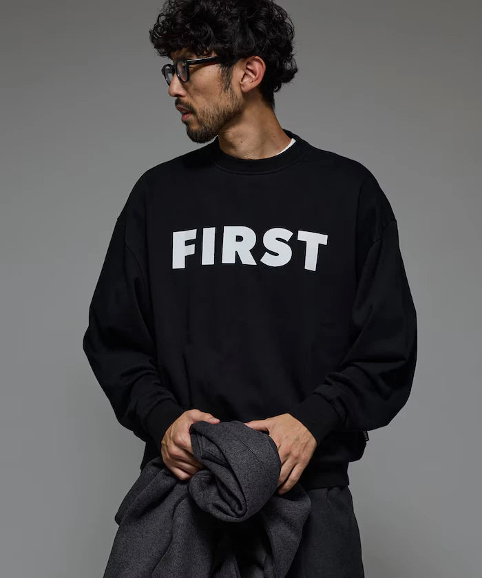 Front Print Crew Neck Sweat FIRST / Relaxed Fit