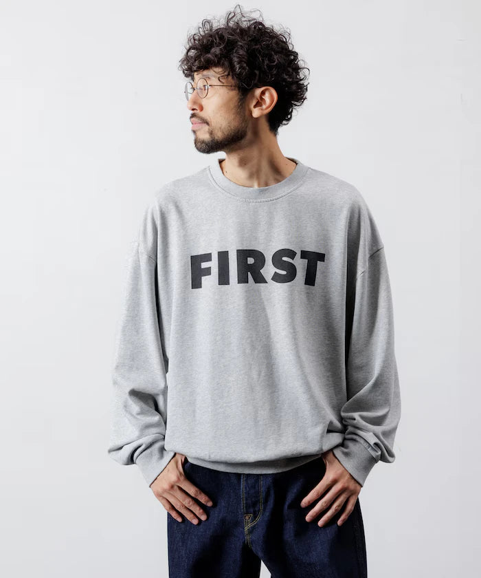 Front Print Crew Neck Sweat FIRST / Relaxed Fit
