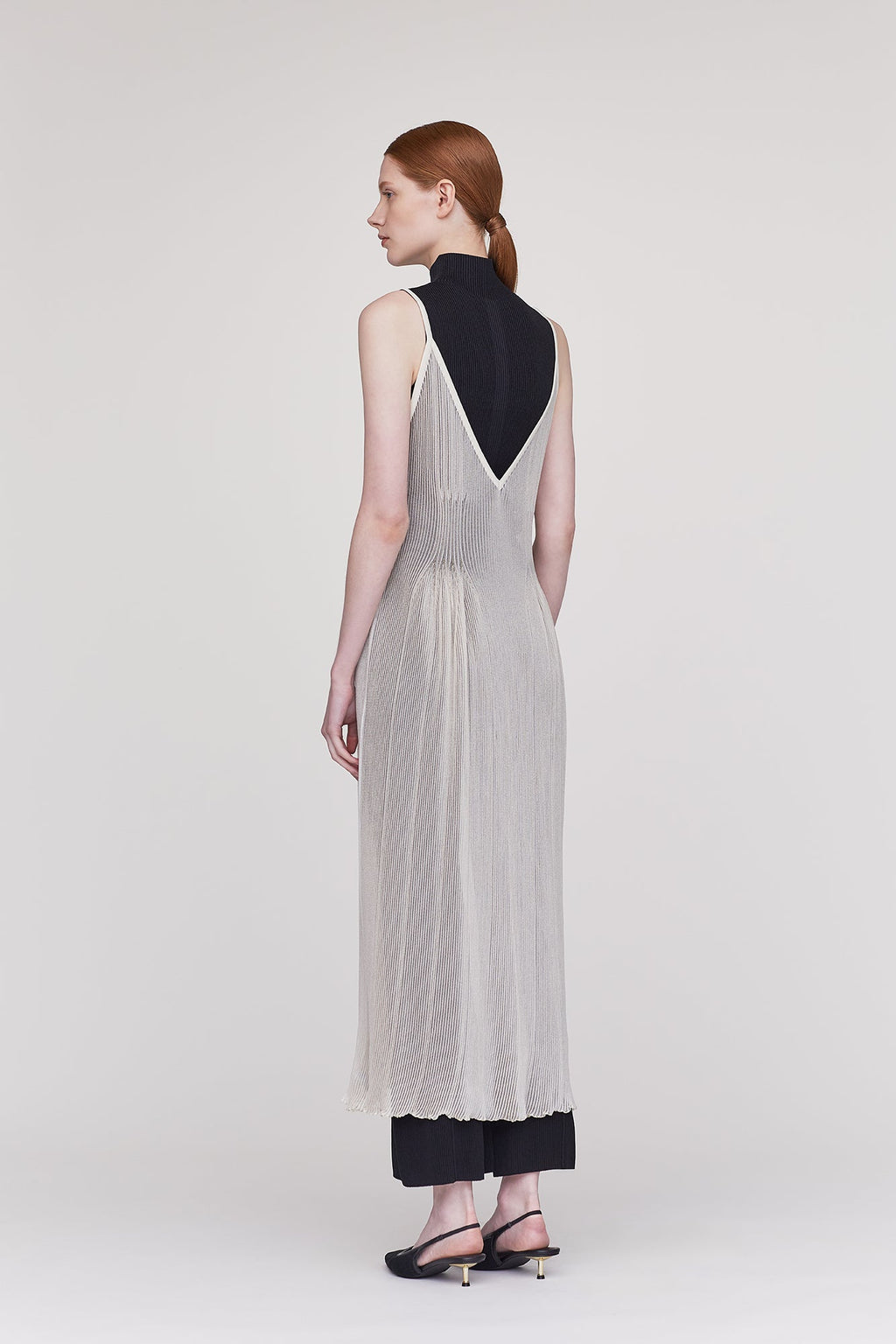 PORTRAIT SLEEVELESS TOP