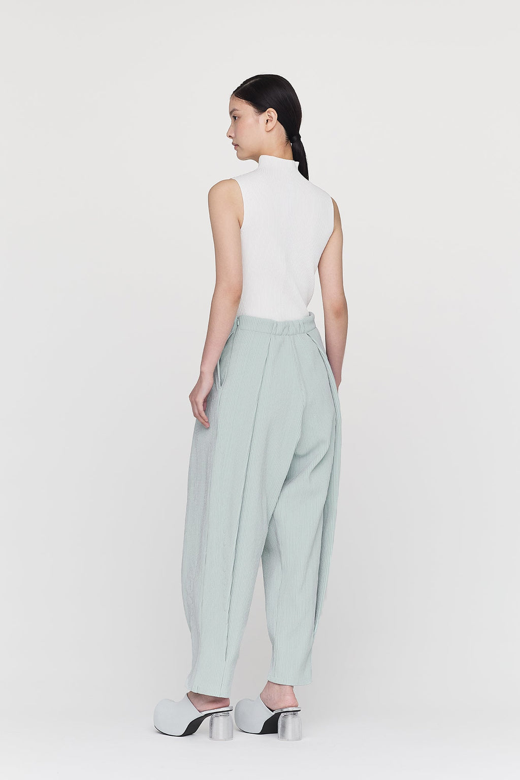 SOFT HYPHA TUCKED PANTS