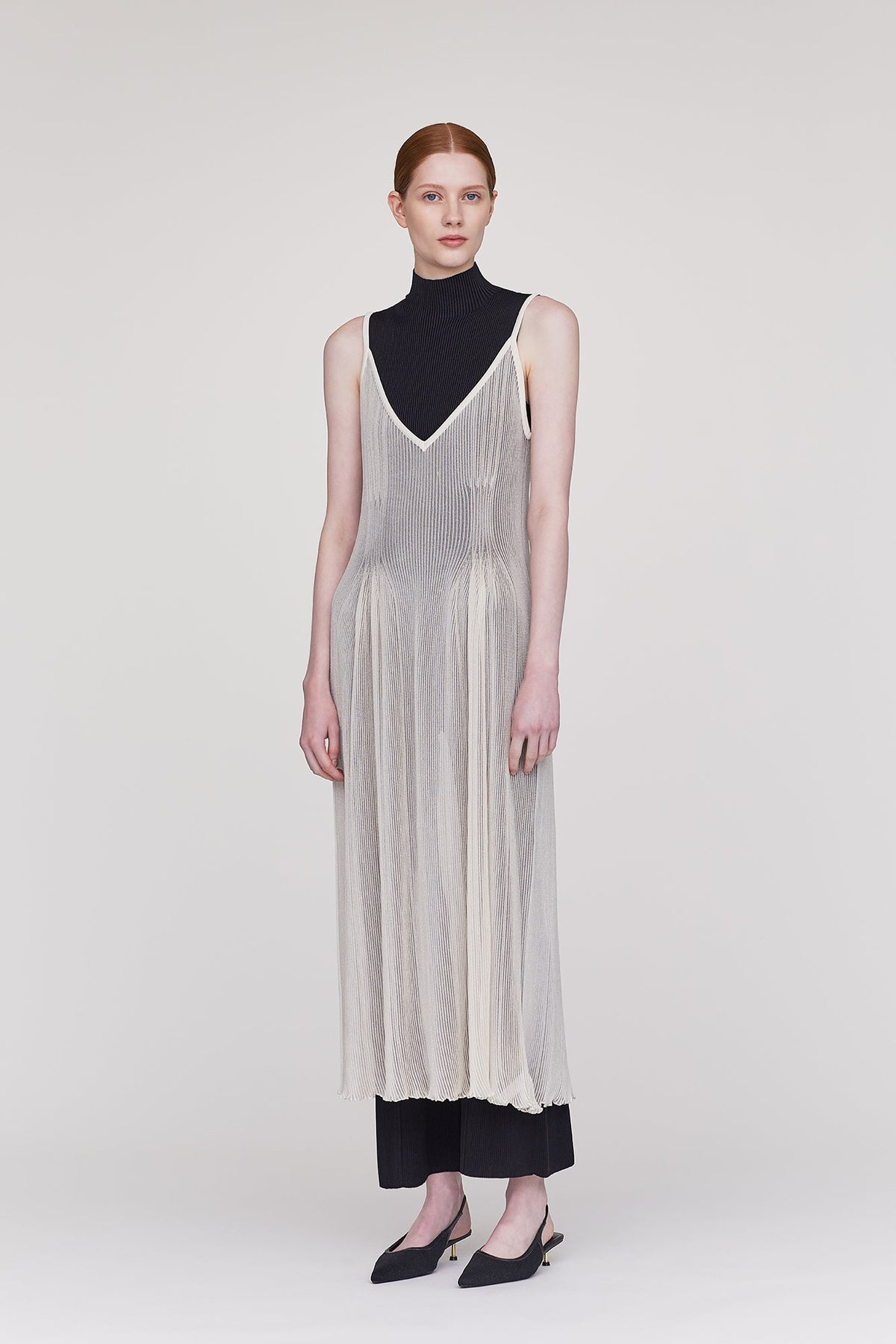 PORTRAIT SLEEVELESS TOP
