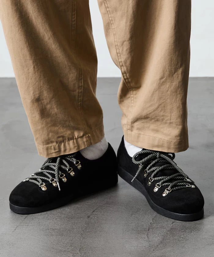 Low-Cut Mountain Design Sneakers