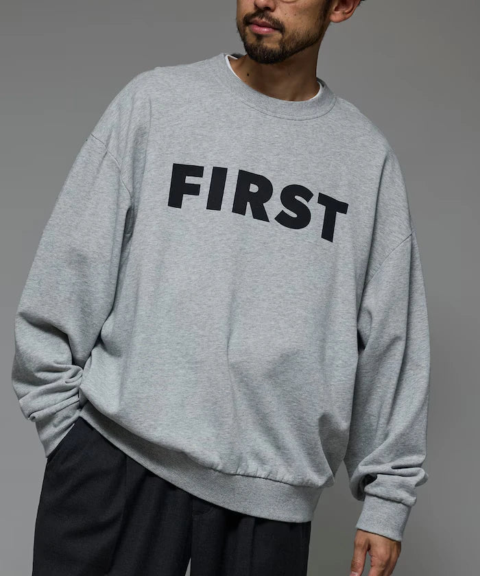 Front Print Crew Neck Sweat FIRST / Relaxed Fit