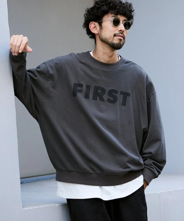 Front Print Crew Neck Sweat FIRST / Relaxed Fit