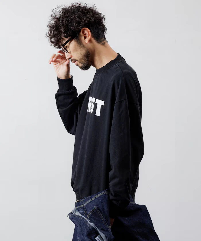 Front Print Crew Neck Sweat FIRST / Relaxed Fit