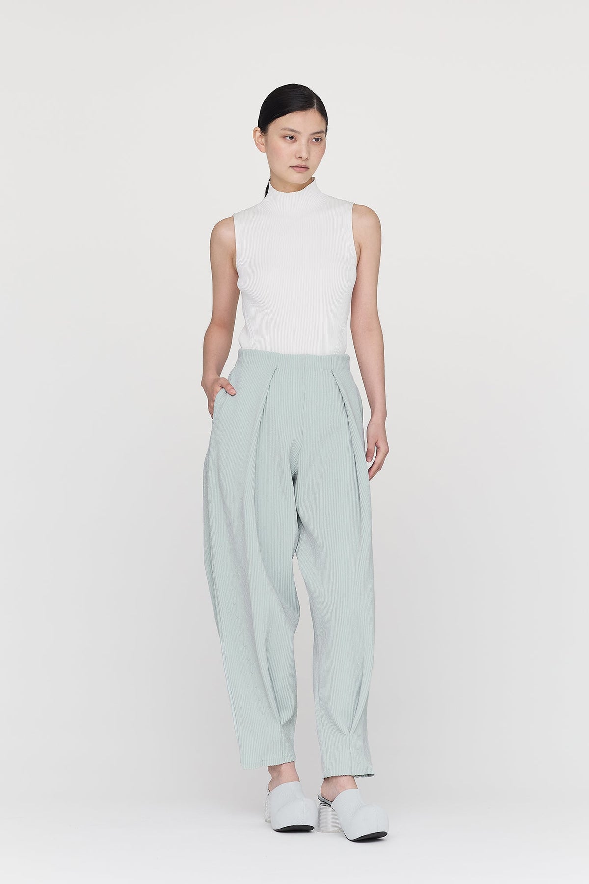 SOFT HYPHA TUCKED PANTS
