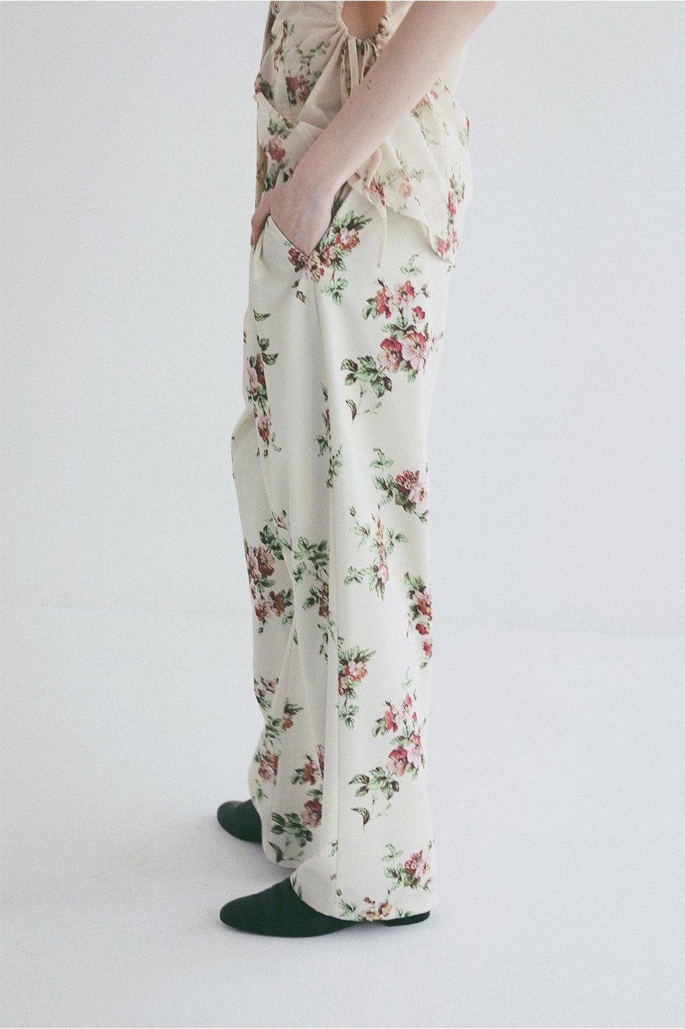FLOWER TUCK PANTS