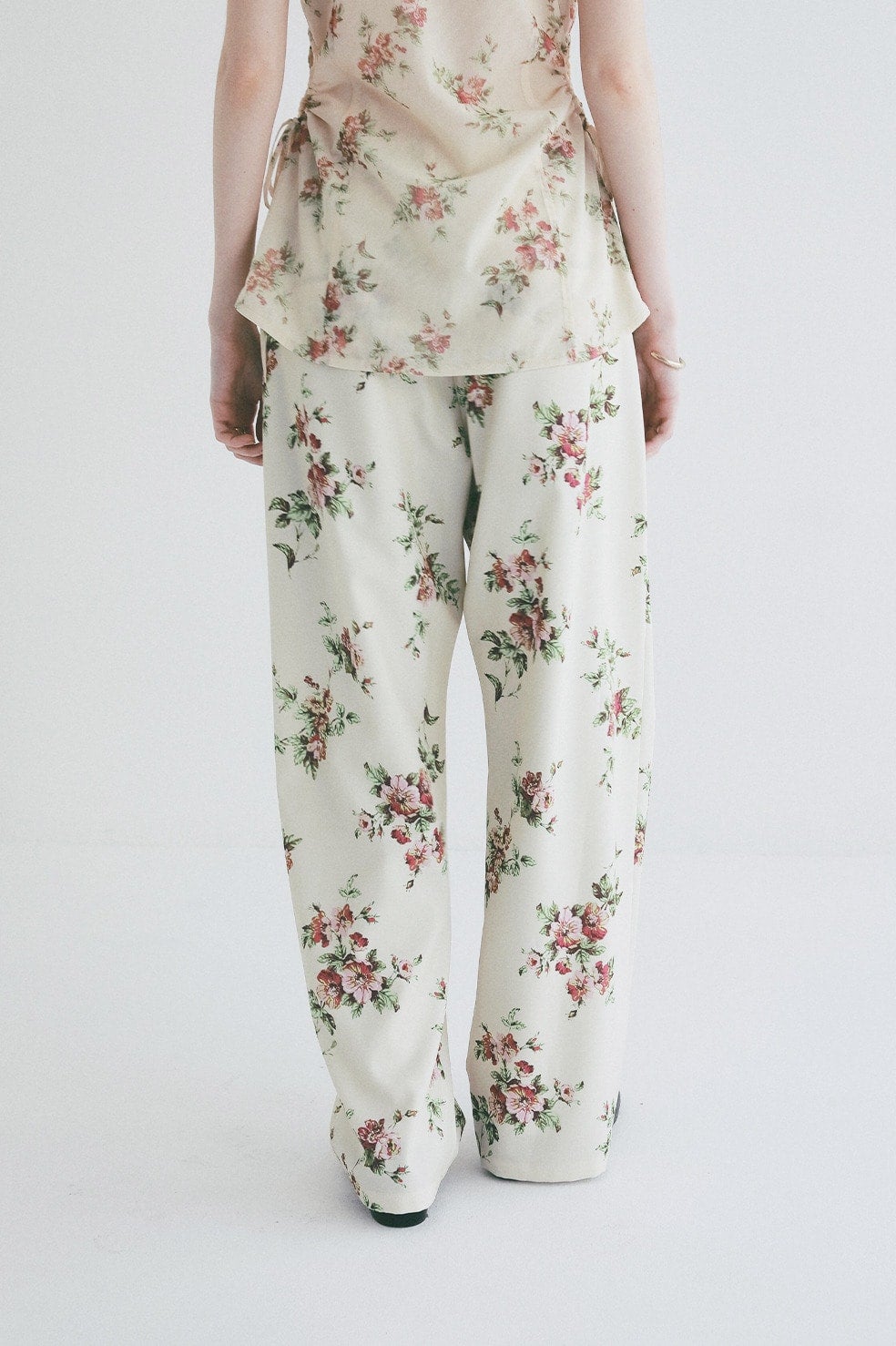 FLOWER TUCK PANTS