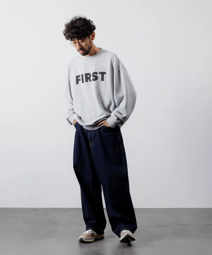 Front Print Crew Neck Sweat FIRST / Relaxed Fit