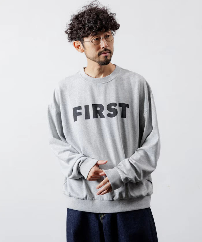 Front Print Crew Neck Sweat FIRST / Relaxed Fit