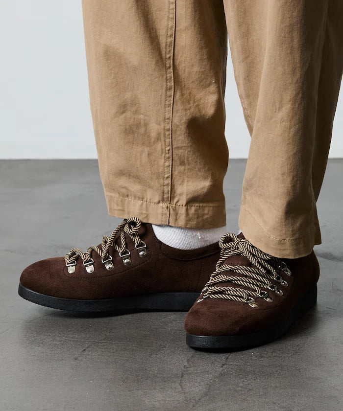 Low-Cut Mountain Design Sneakers