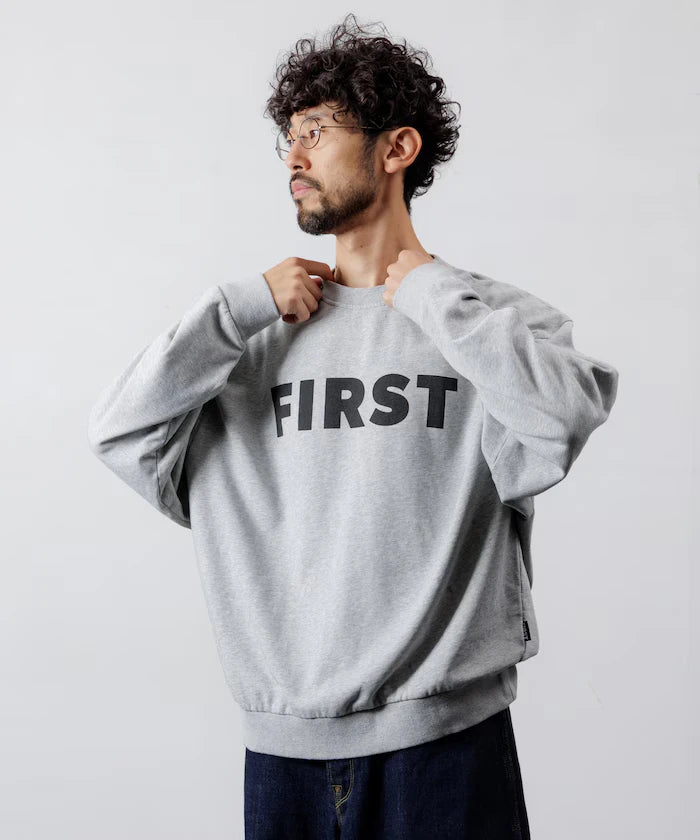 Front Print Crew Neck Sweat FIRST / Relaxed Fit