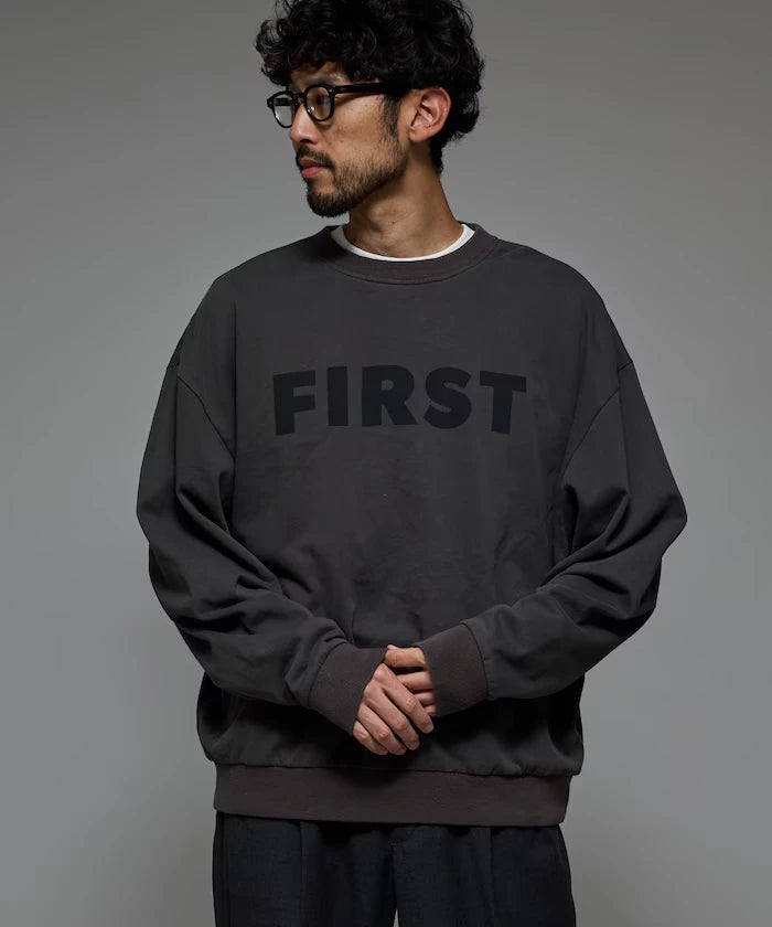 Front Print Crew Neck Sweat FIRST / Relaxed Fit