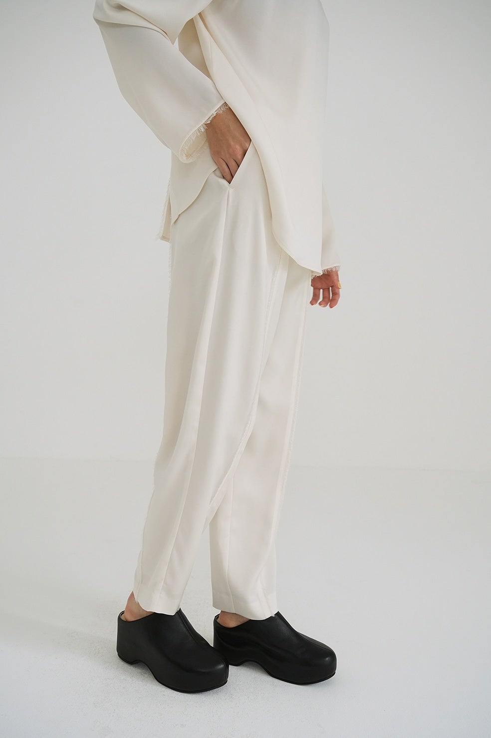 FRINGE LINE TAPERED PANTS