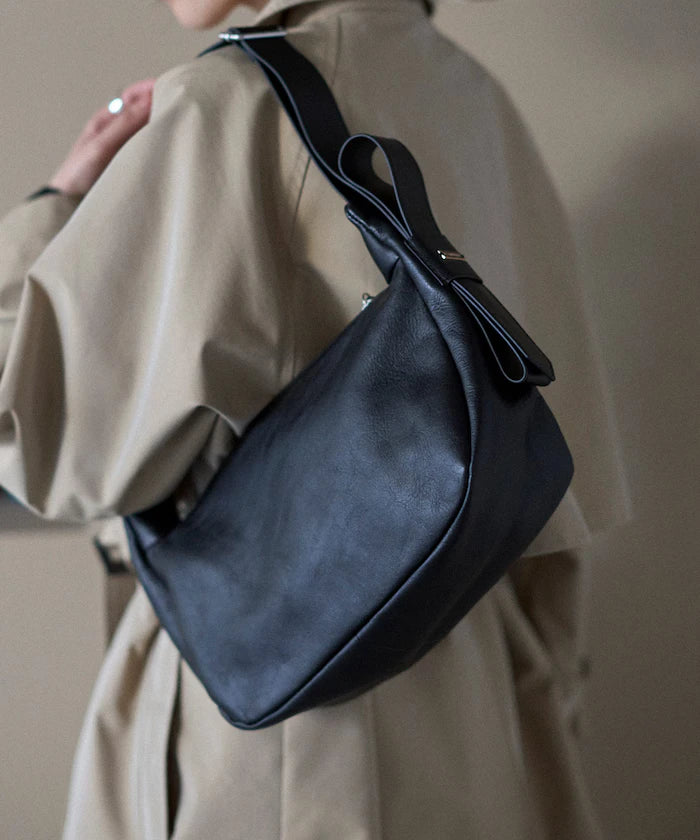 Leather Half Moon Shoulder Bag / Cowhide / Water-Repellent Leather