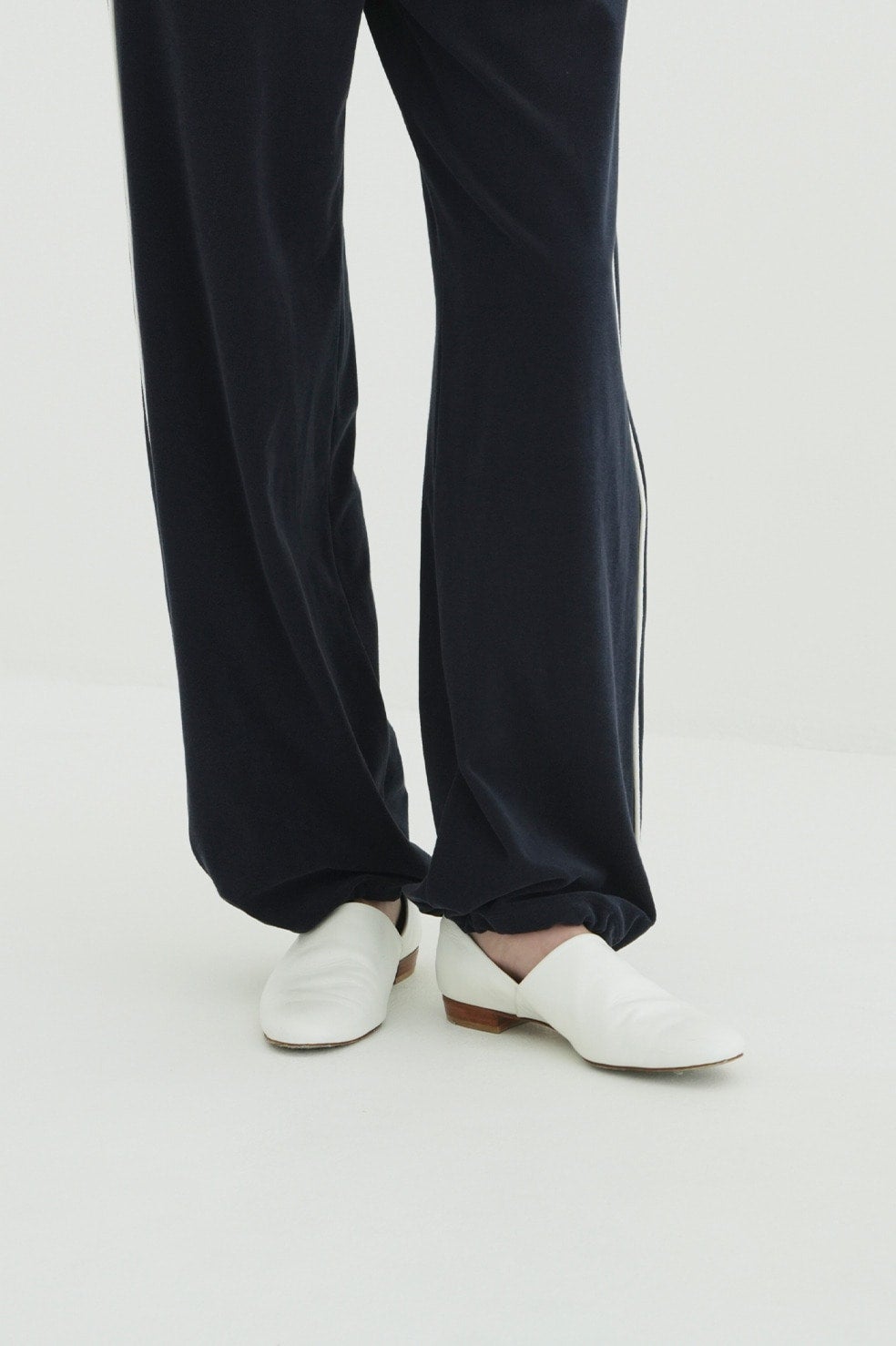 SIDE CUT STACKED FLAT SHOES