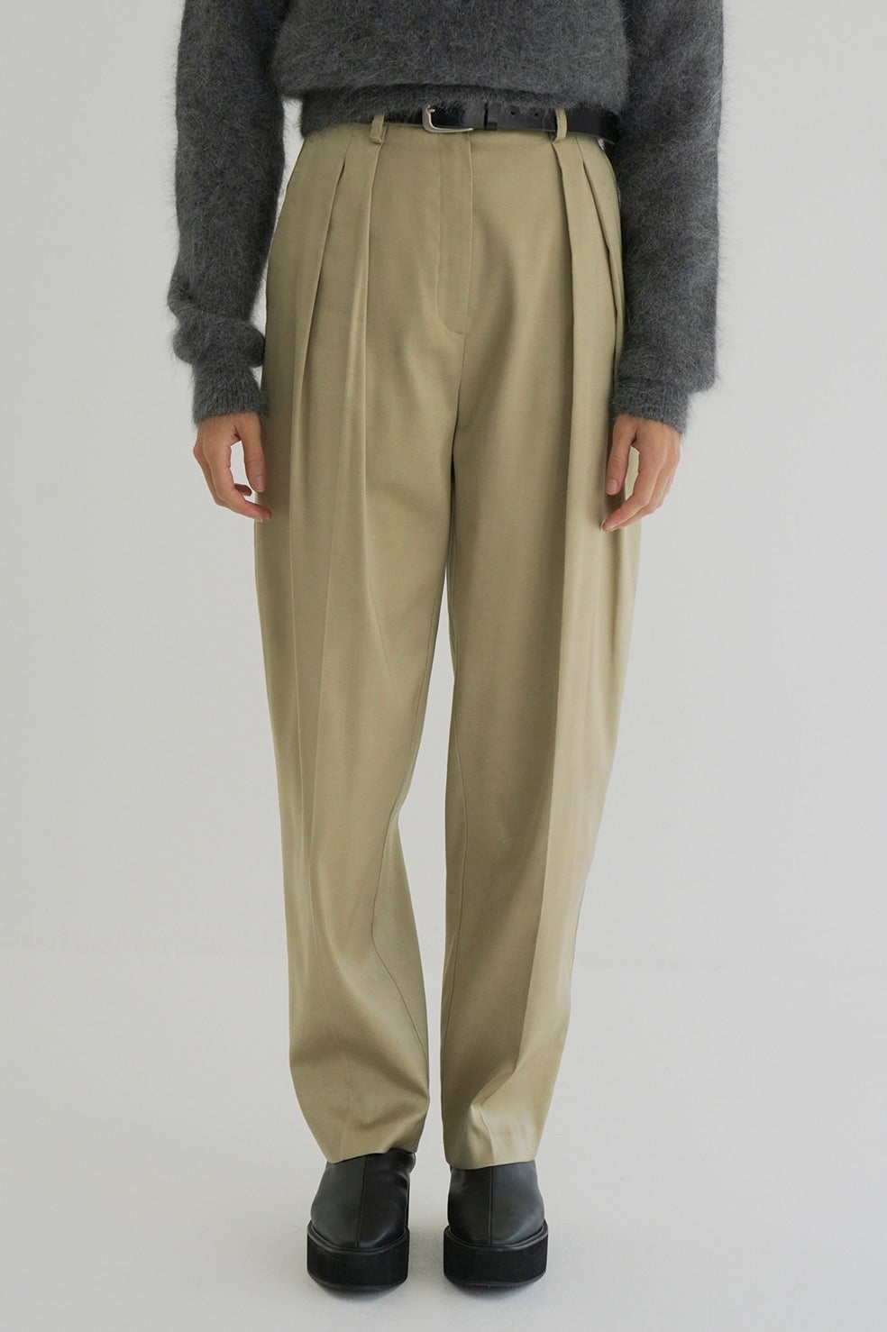 BRIGHT TWILL IN TUCK PANTS