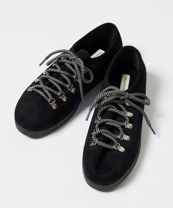 Low-Cut Mountain Design Sneakers