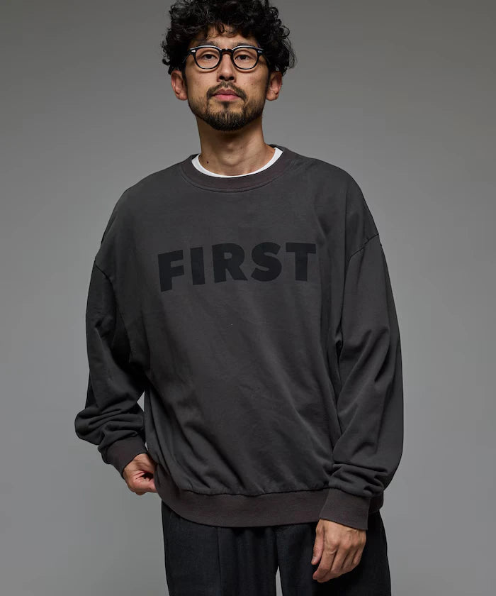 Front Print Crew Neck Sweat FIRST / Relaxed Fit